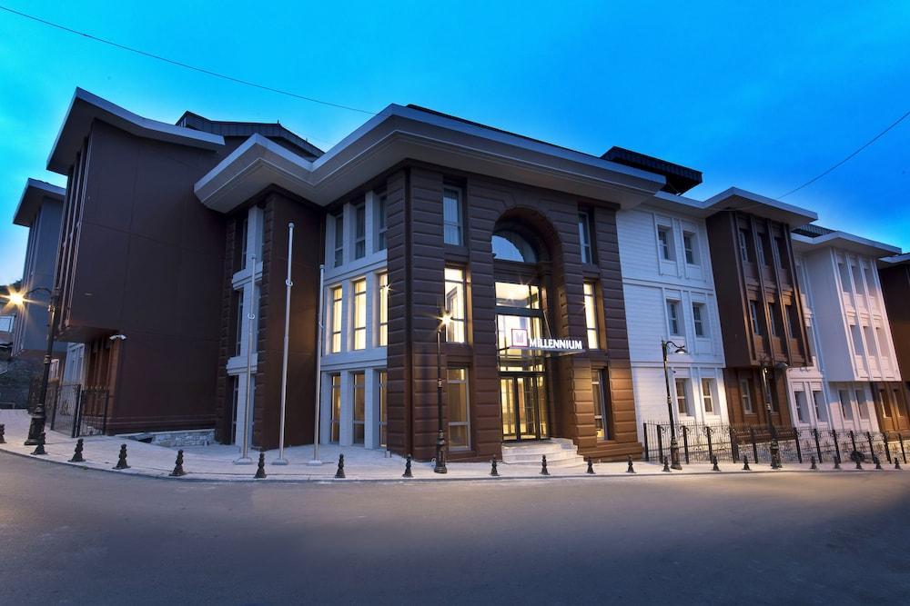 Millennium Istanbul Golden Horn Hotel Exterior foto The headquarters of the university in the center of the city
