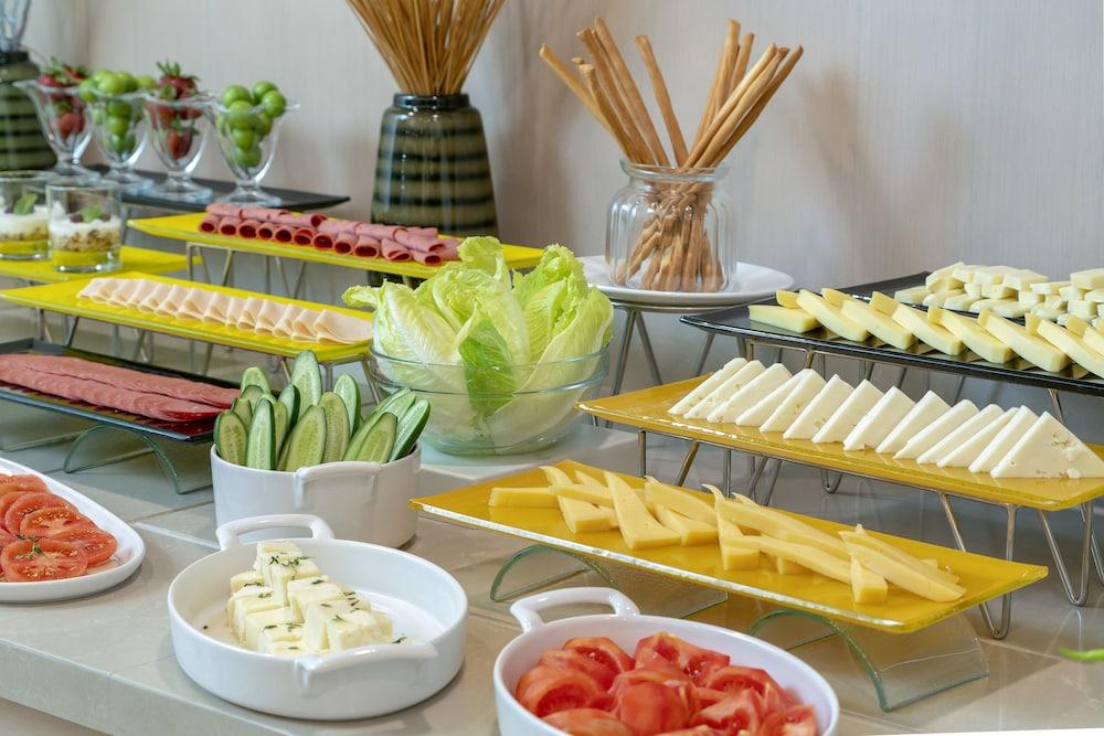 Millennium Istanbul Golden Horn Hotel Exterior foto A cheese platter