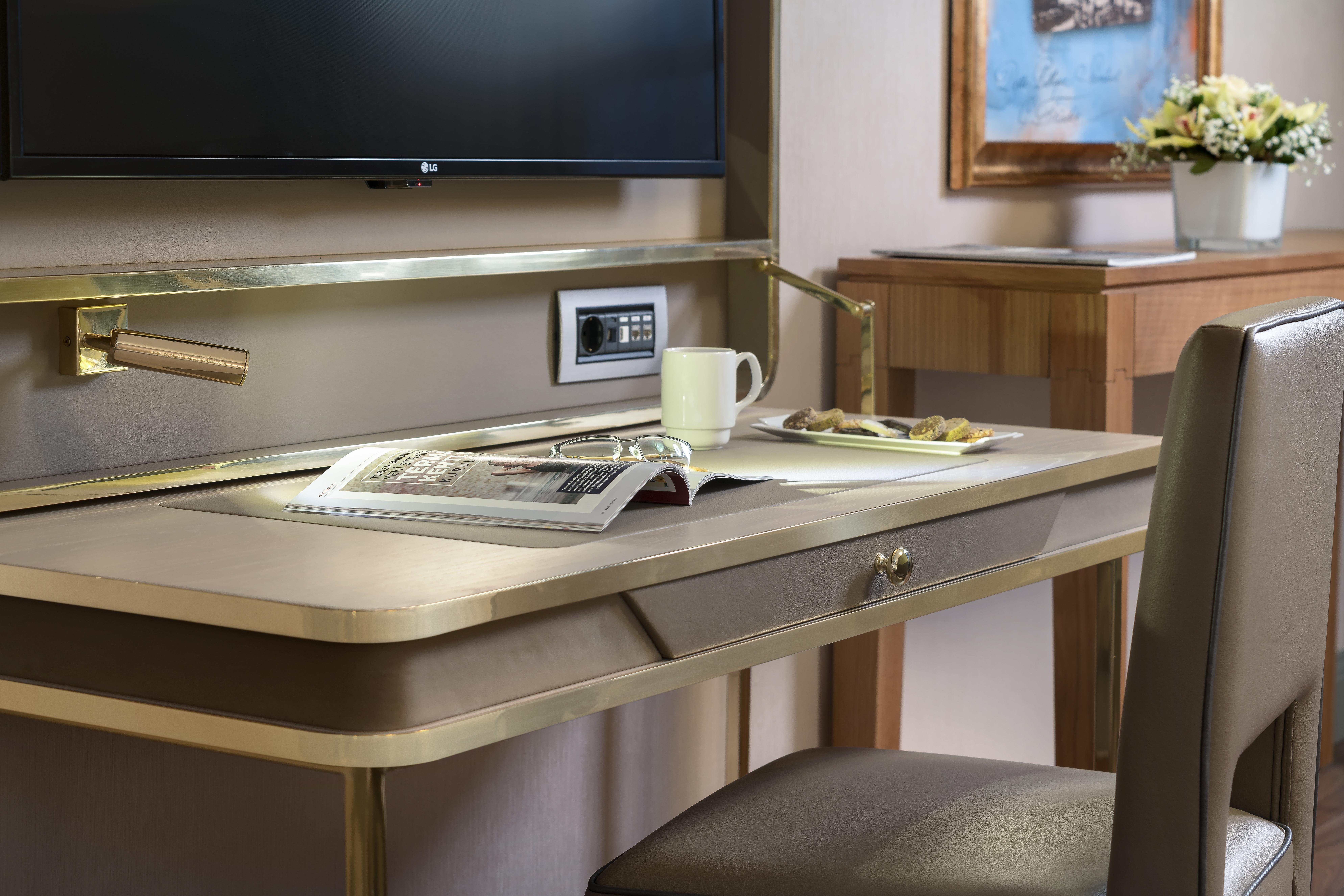Millennium Istanbul Golden Horn Hotel Exterior foto A desk in a hotel room