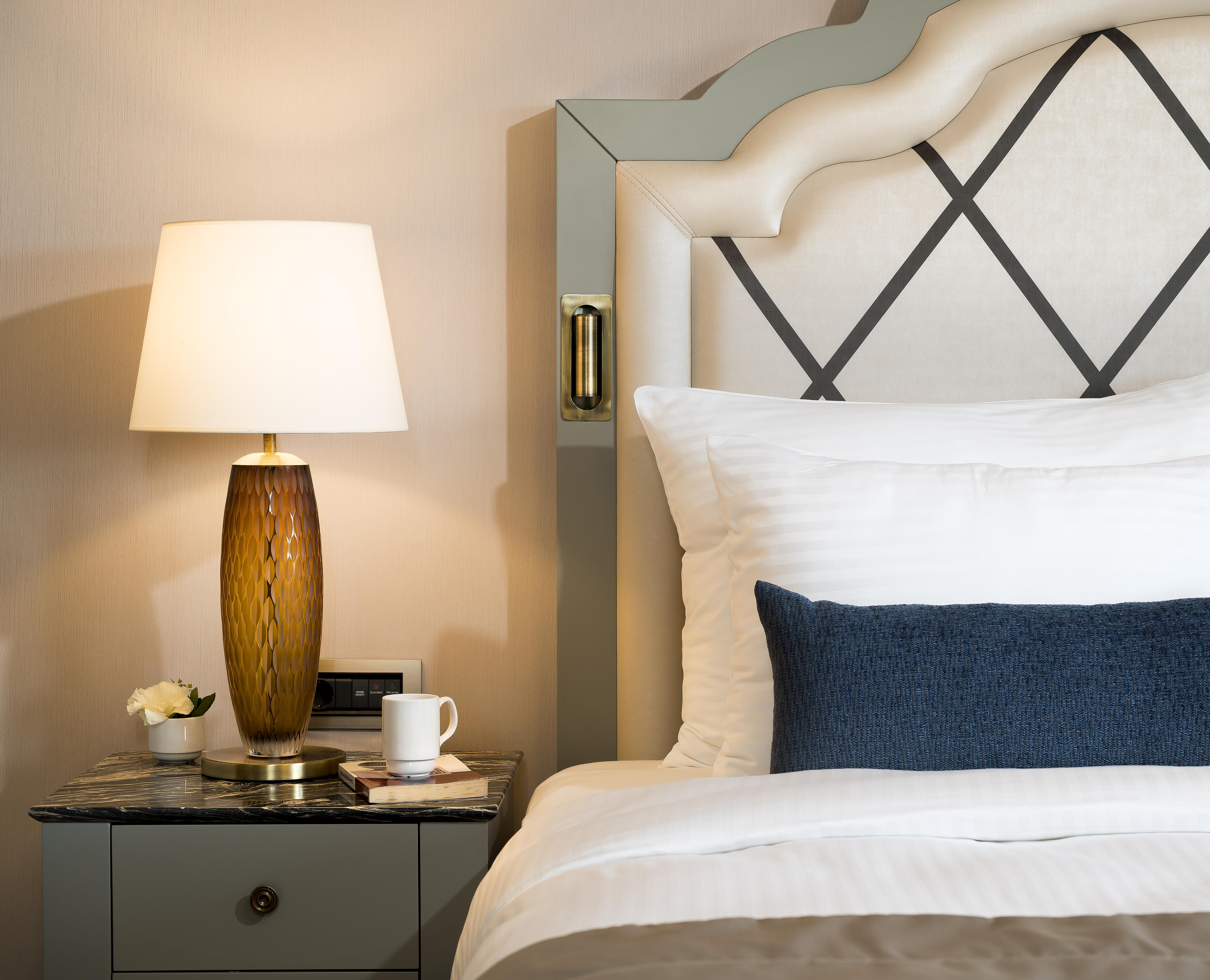 Millennium Istanbul Golden Horn Hotel Exterior foto A lamp on a bedside table