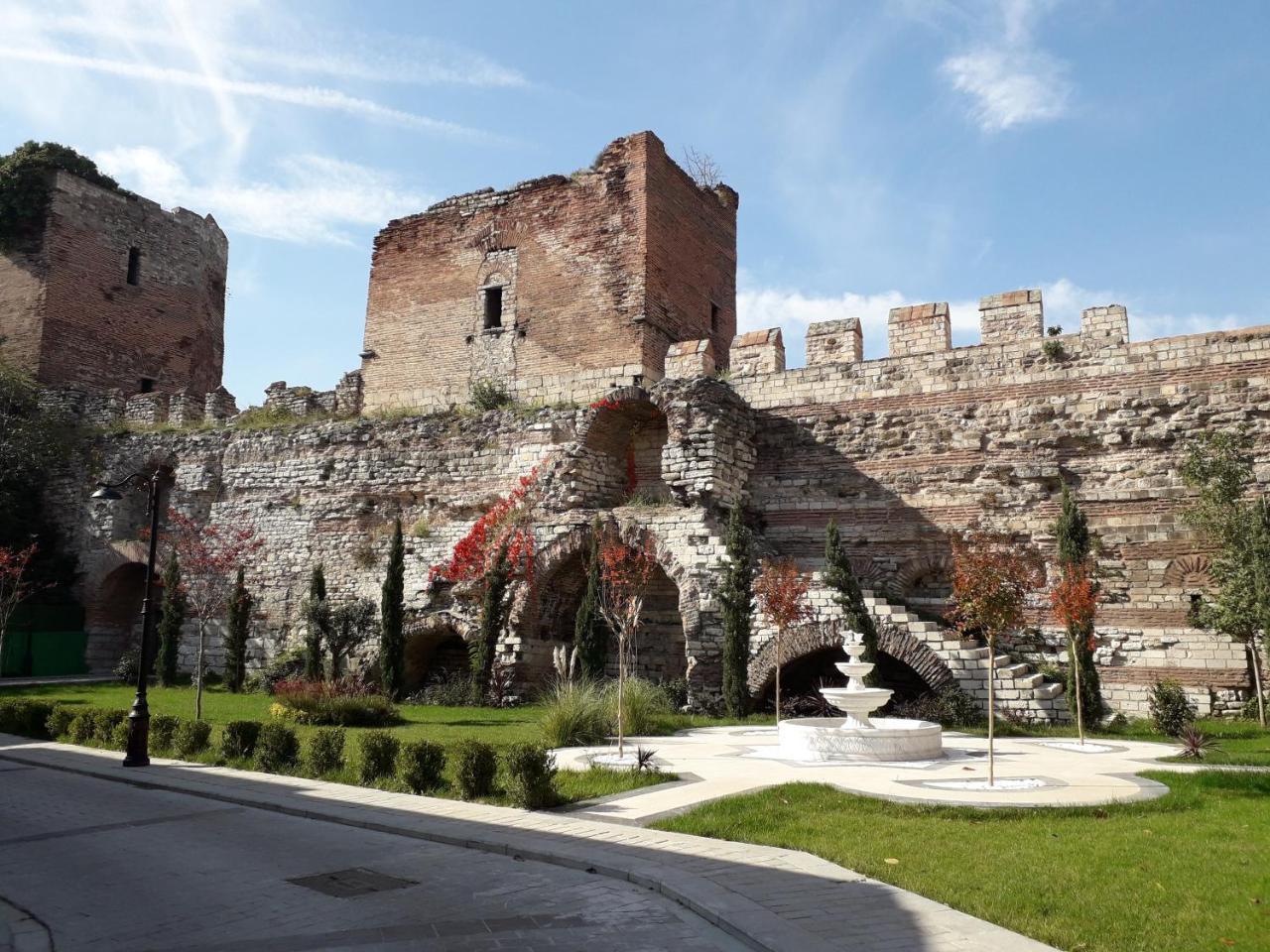 Millennium Istanbul Golden Horn Hotel Exterior foto The Roman gate
